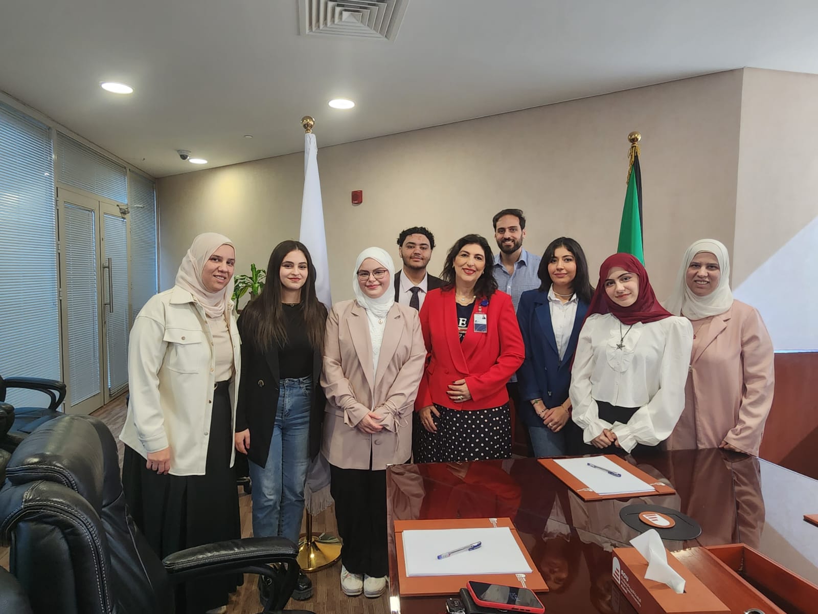 نظمت عمادة الدراسات اللغوية مناظرة باللغة الإنجليزية بين طلبة الجامعة في الكويت وطلبة الجامعة في الأردن 